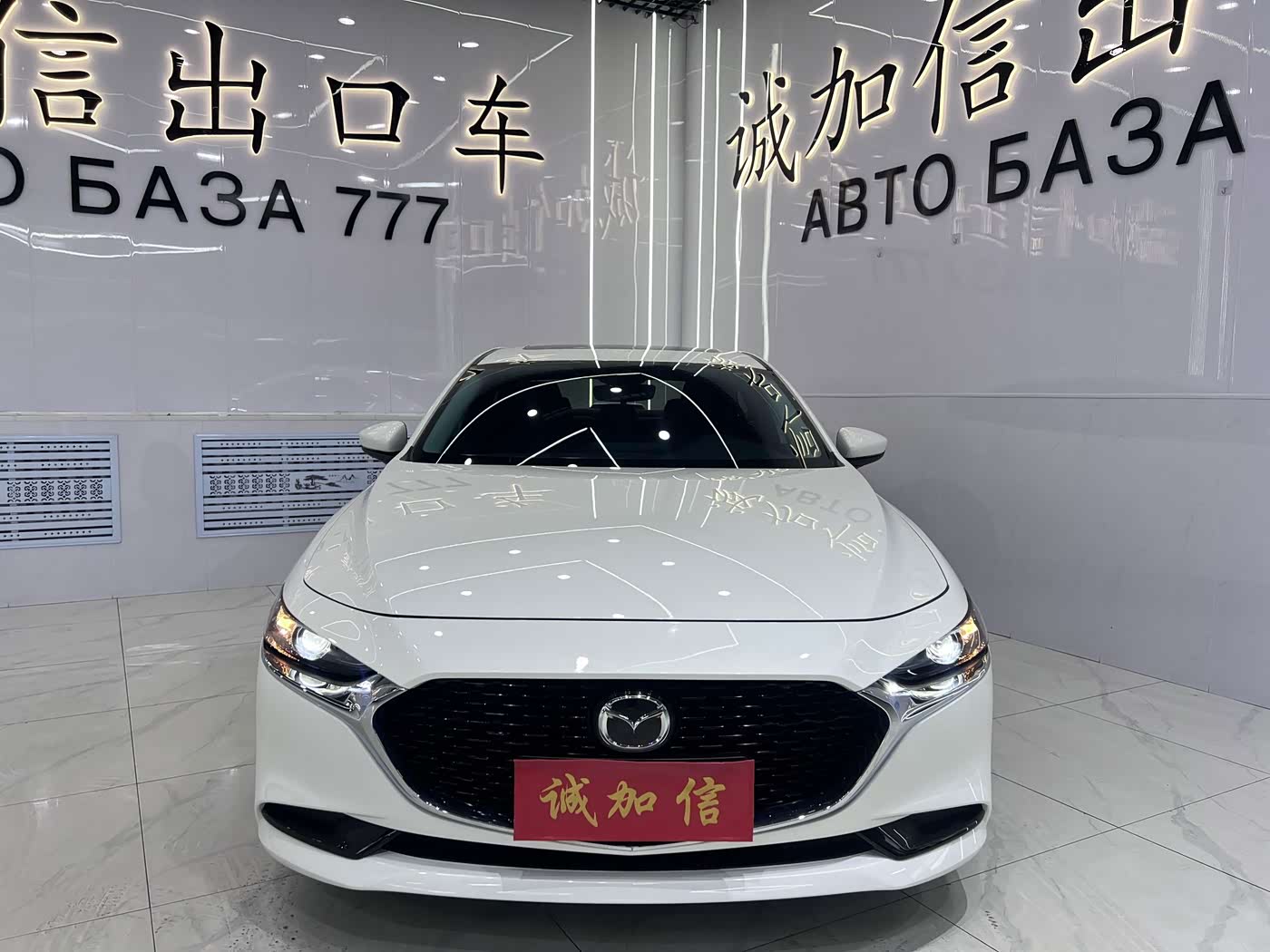 Mazda Mazda3 Axela 2.0 л 2023 г. Белый, пробег 18000 км