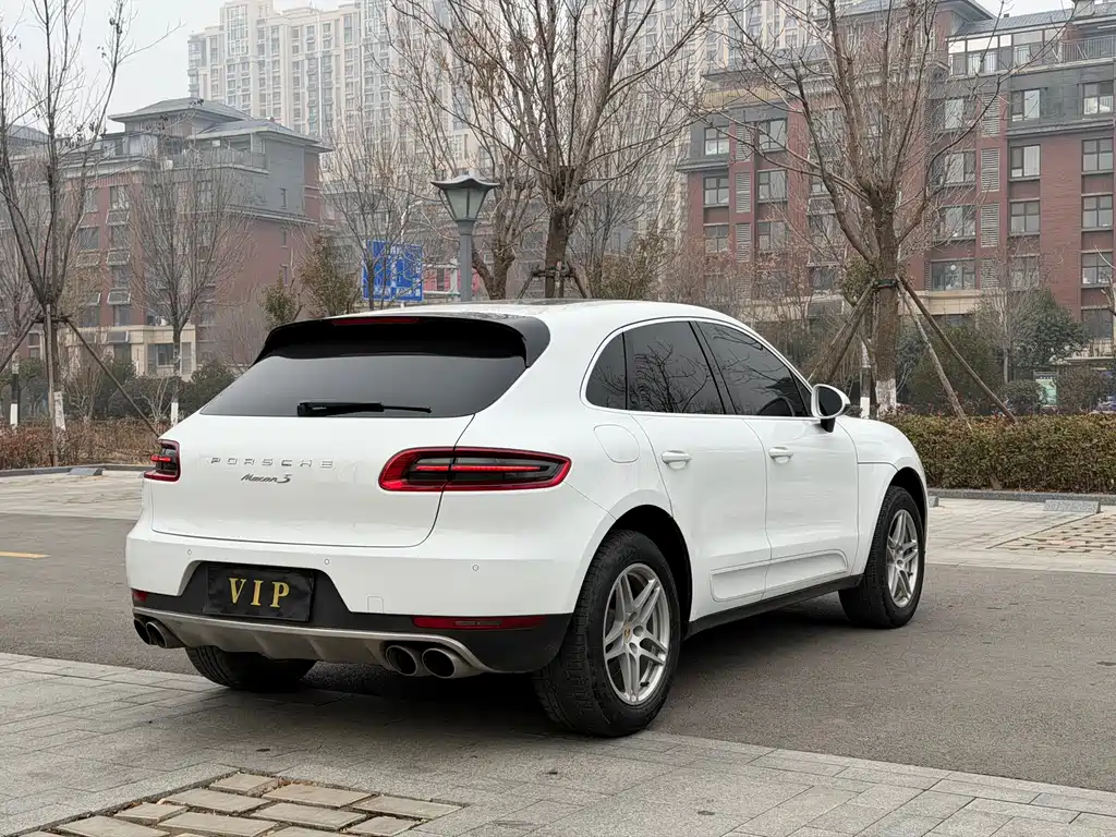 PORSCHE MACAN