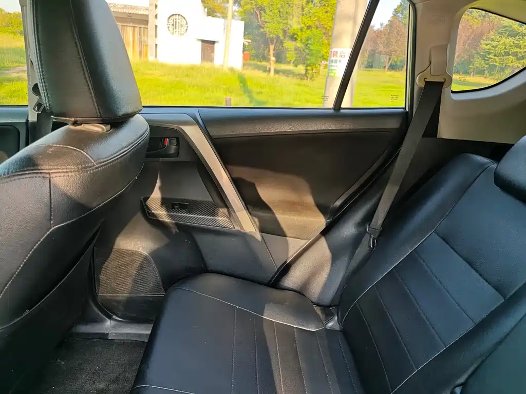 Toyota RAV4 — миниатюра 12