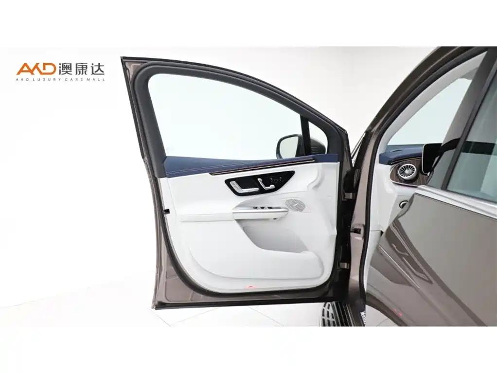 Mercedes-Benz EQE SUV — миниатюра 10