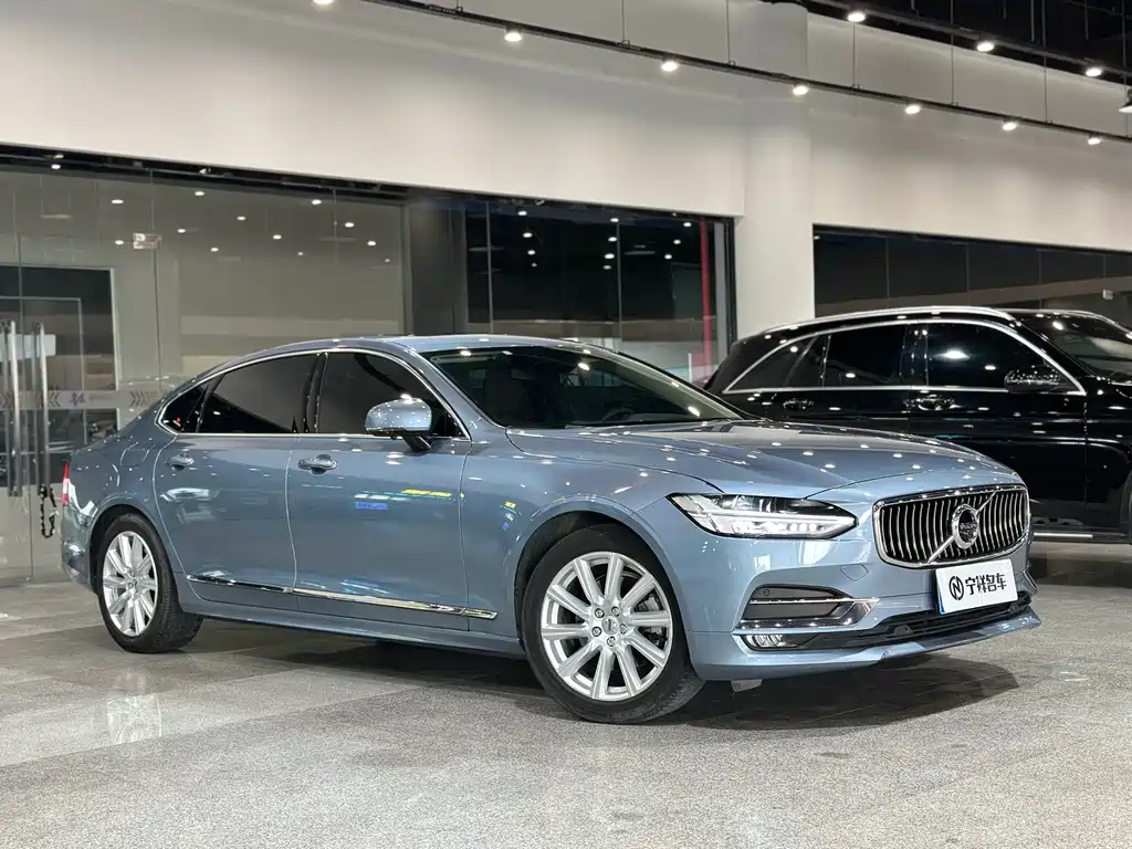VOLVO  S90