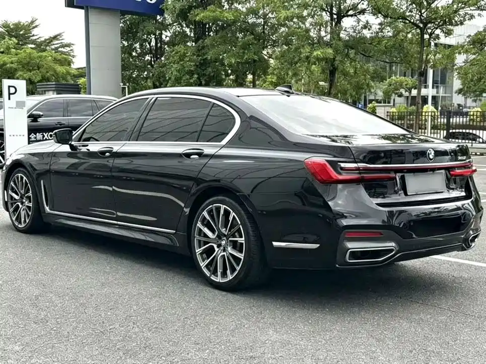 BMW 7 Series — миниатюра 9