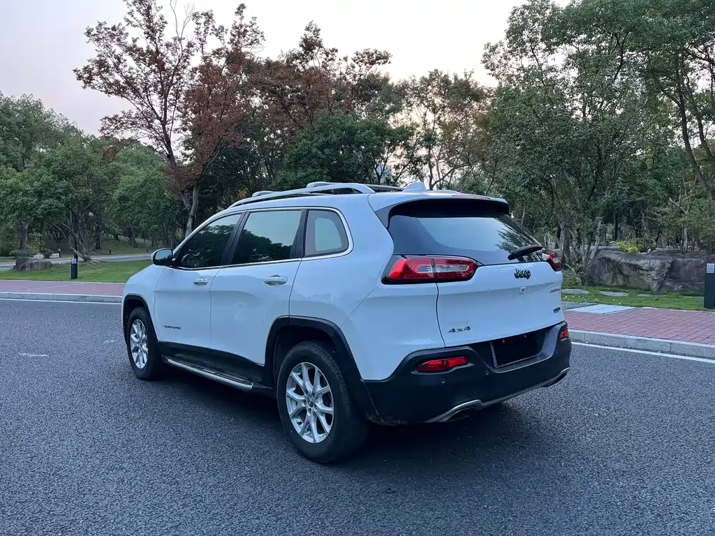 Jeep Cherokee — миниатюра 6