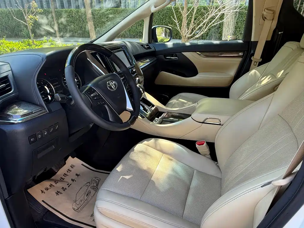 Toyota Alphard — миниатюра 4