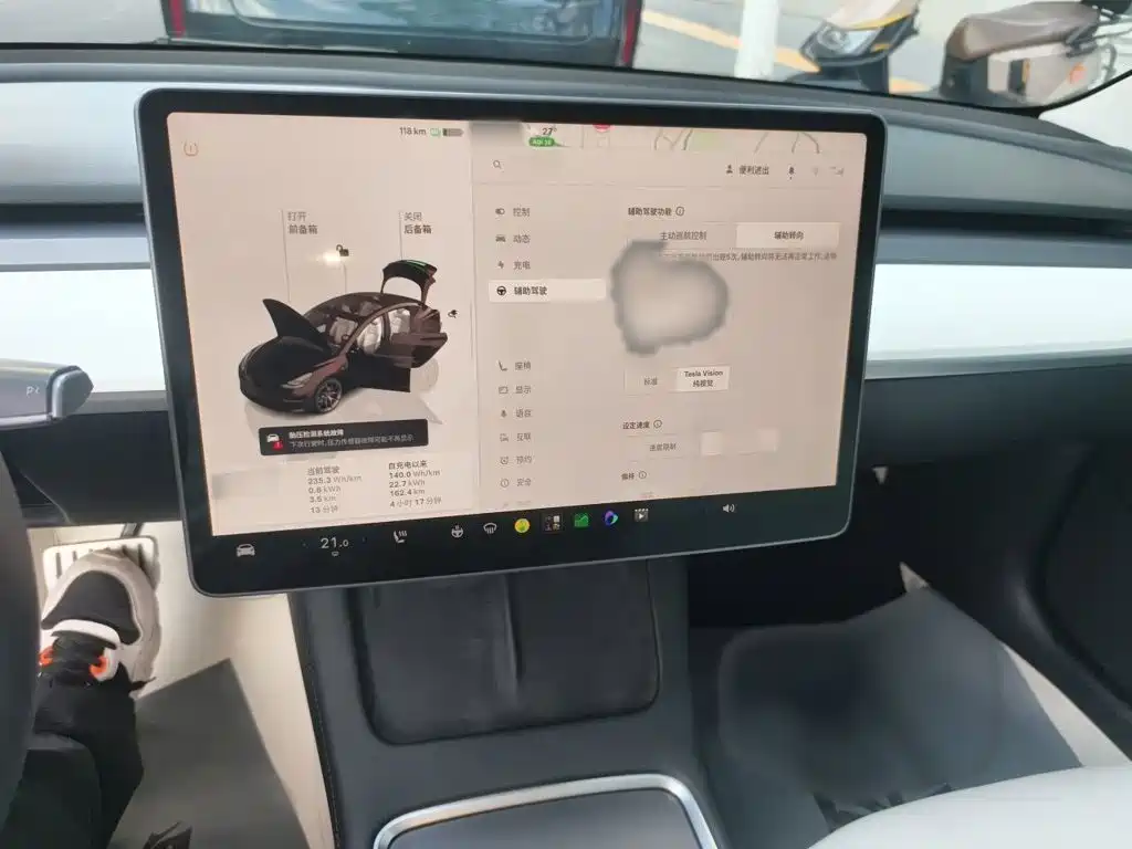 Tesla Model 3 — миниатюра 6