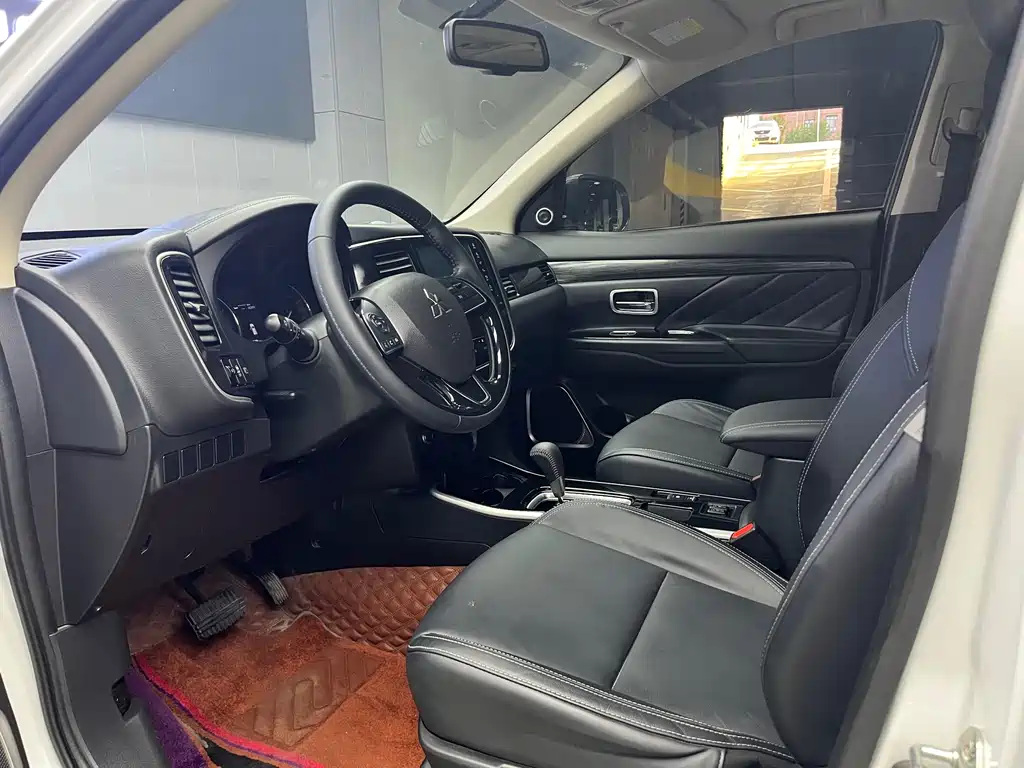MITSUBISHI OUTLANDER