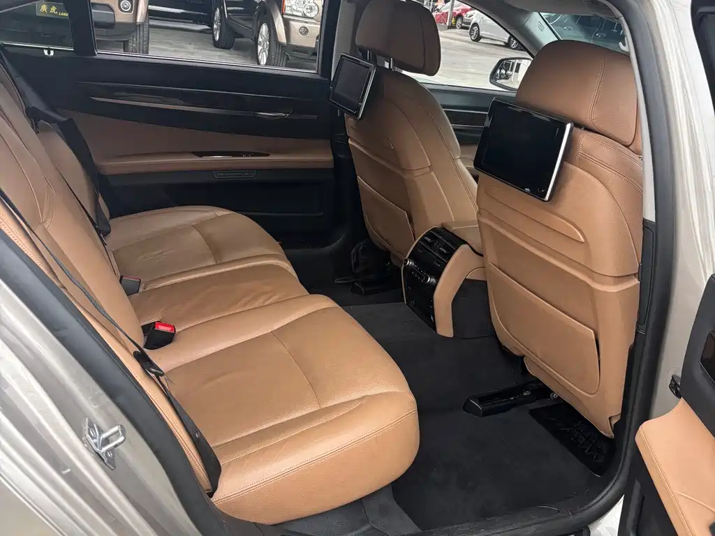 BMW 7 Series — миниатюра 6