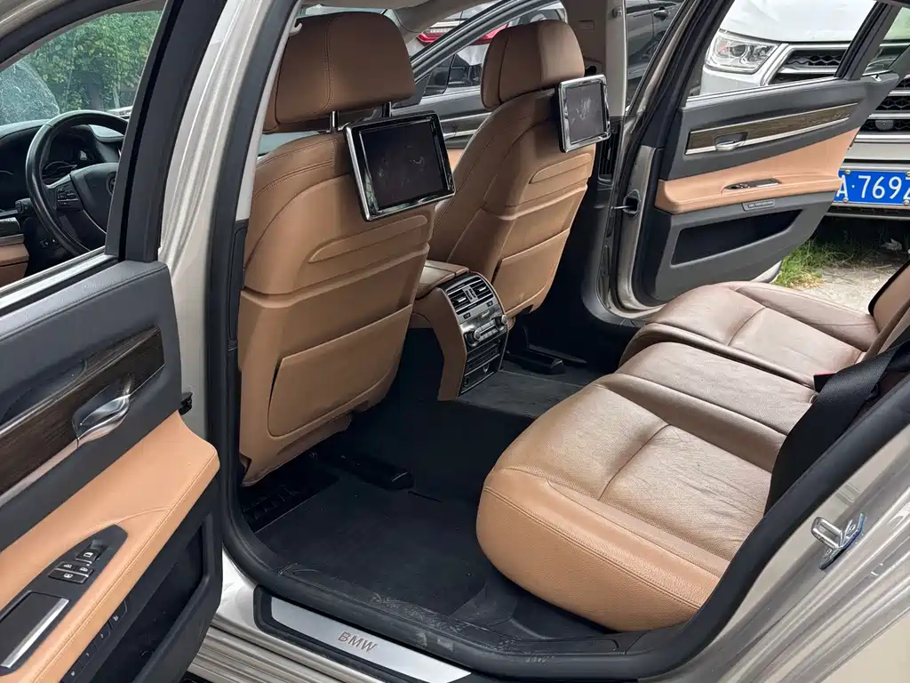 BMW 7 Series — миниатюра 8