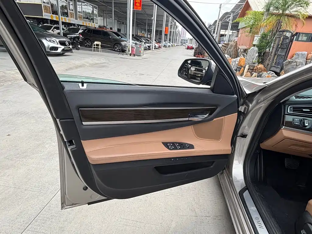 BMW 7 Series — миниатюра 10