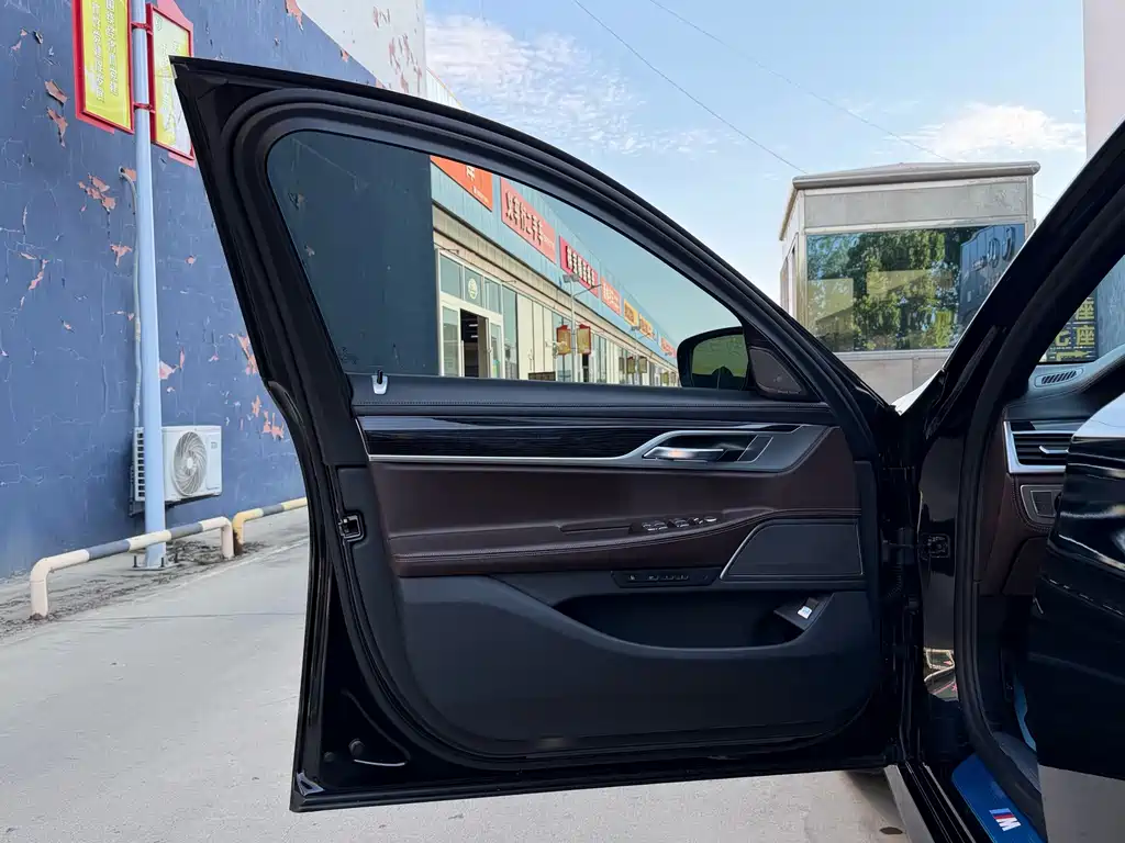 BMW 7 Series — миниатюра 8