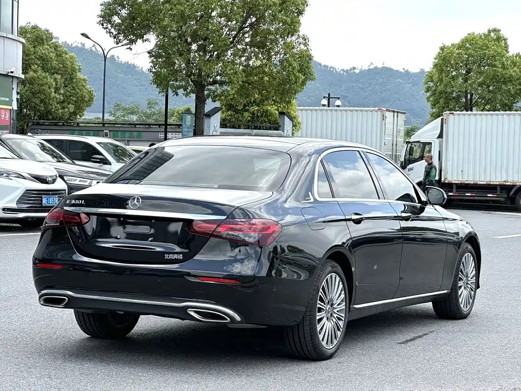 Mercedes-Benz E-Class — миниатюра 7