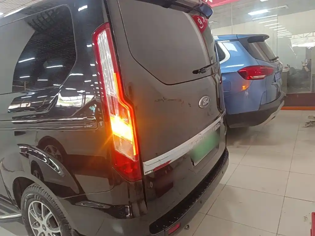 Ford Tourneo — миниатюра 6