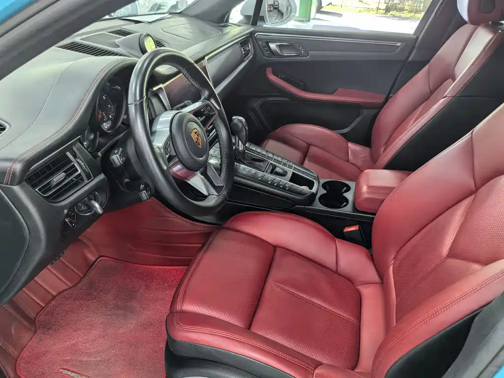 PORSCHE MACAN