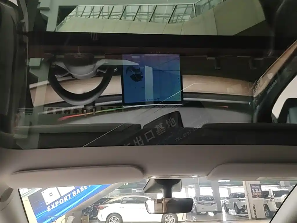 Tesla Model Y — миниатюра 18