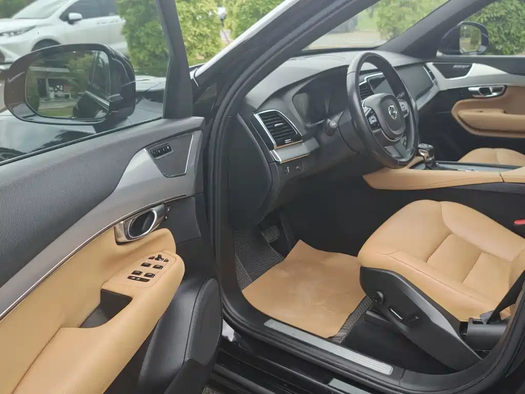 Volvo XC90 — миниатюра 9