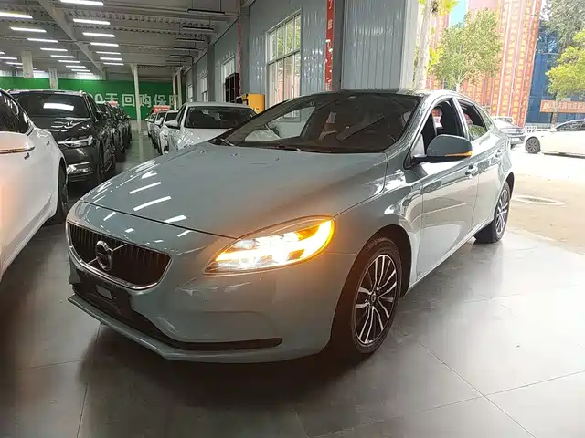 VOLVO  V40 2019
