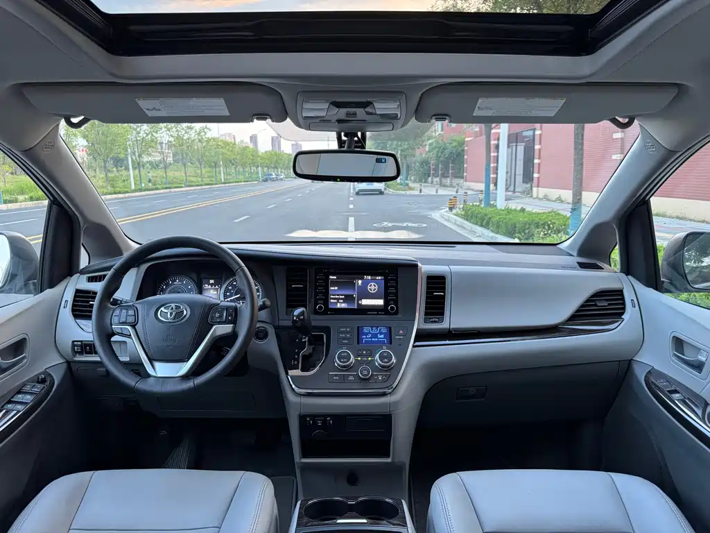 Toyota Sienna — миниатюра 14