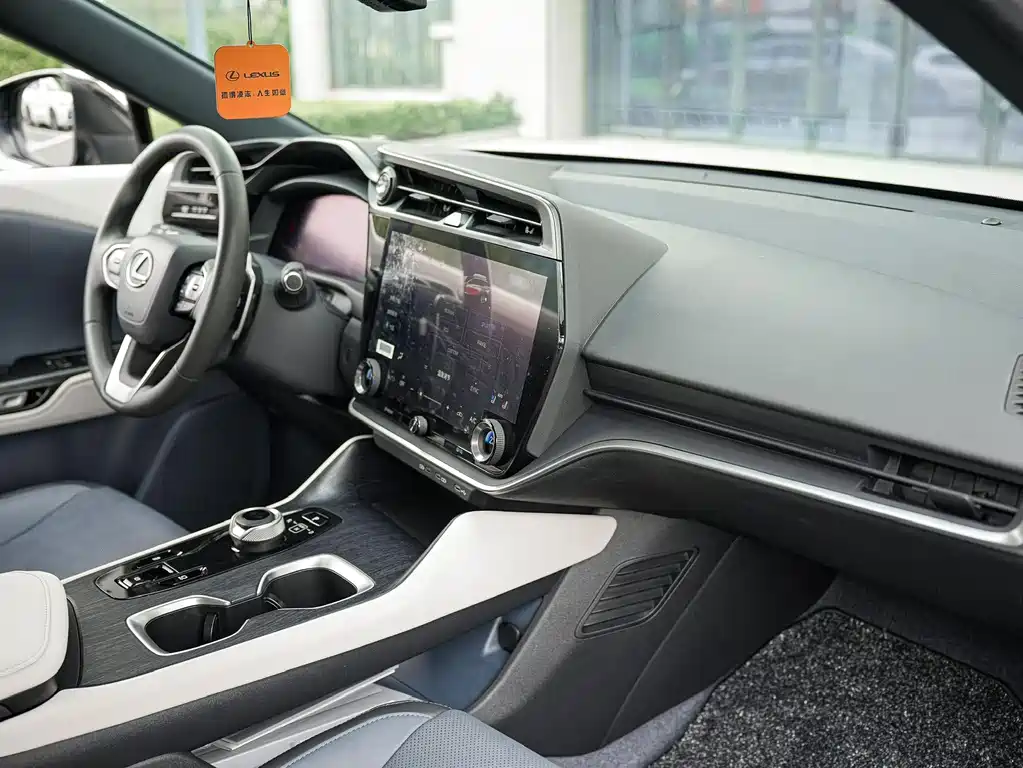 Lexus RZ — миниатюра 10