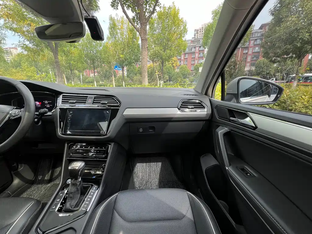 Volkswagen Tiguan L PHEV — миниатюра 14