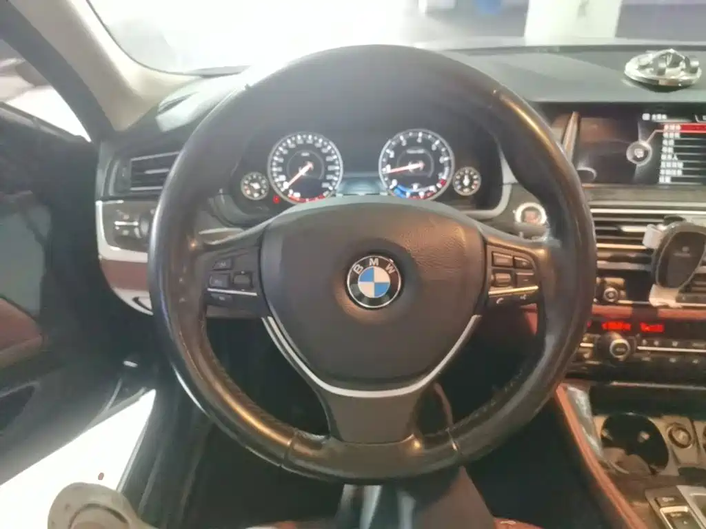 BMW 5 Series — миниатюра 11