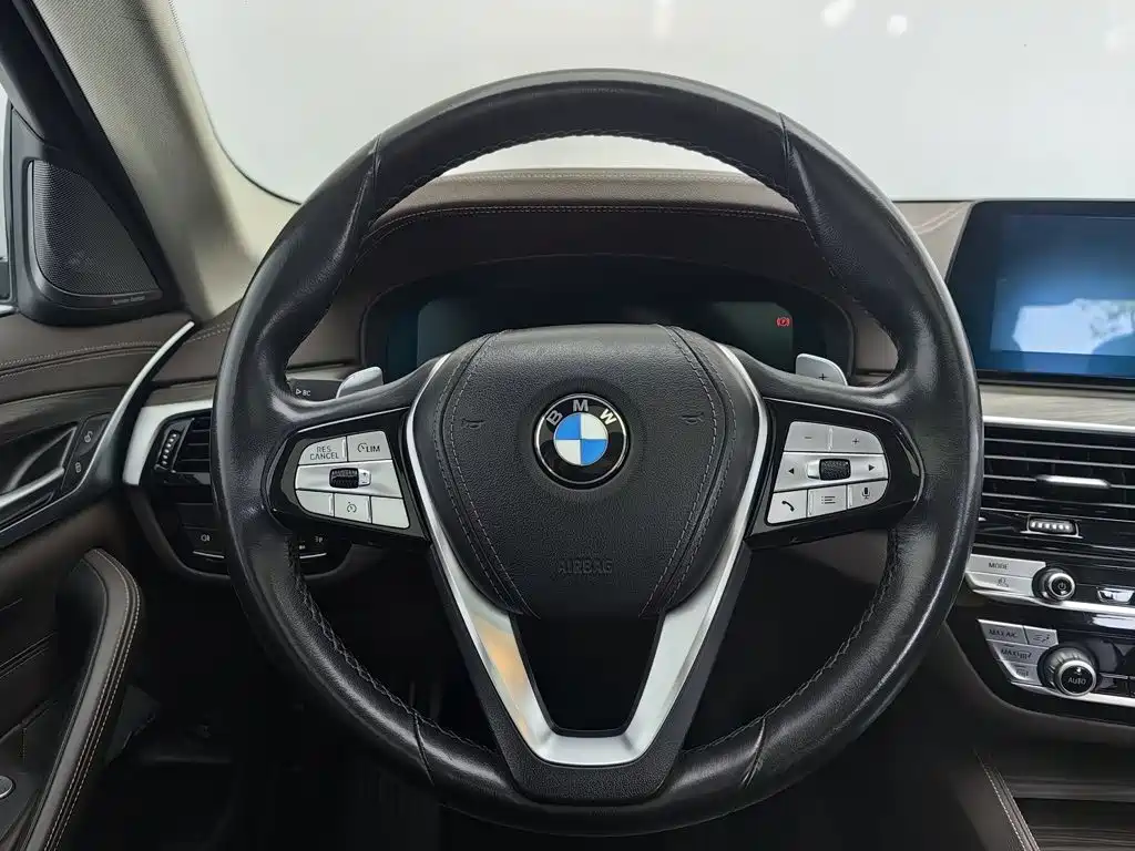 BMW 5 Series — миниатюра 11