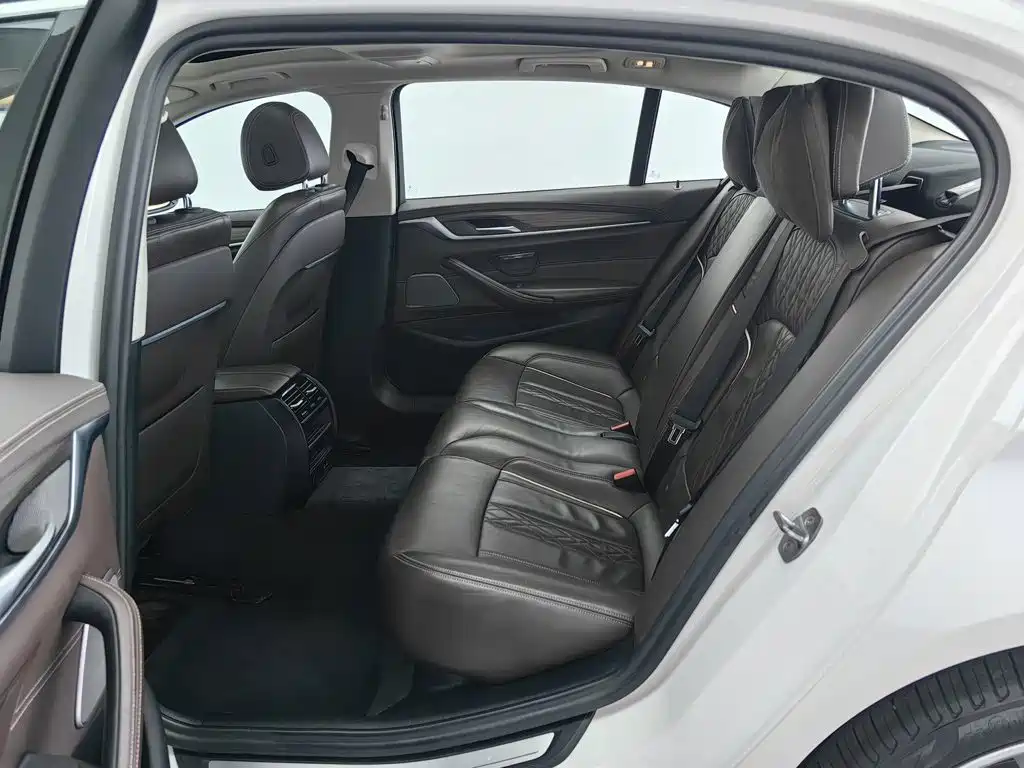 BMW 5 Series — миниатюра 15