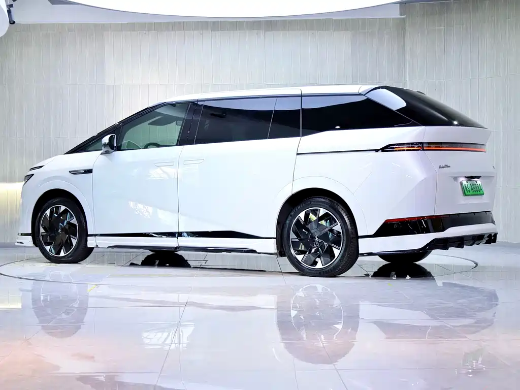 XPeng X9 — миниатюра 4