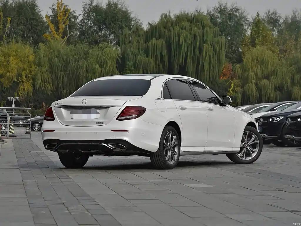 Mercedes-Benz E-Class — миниатюра 8