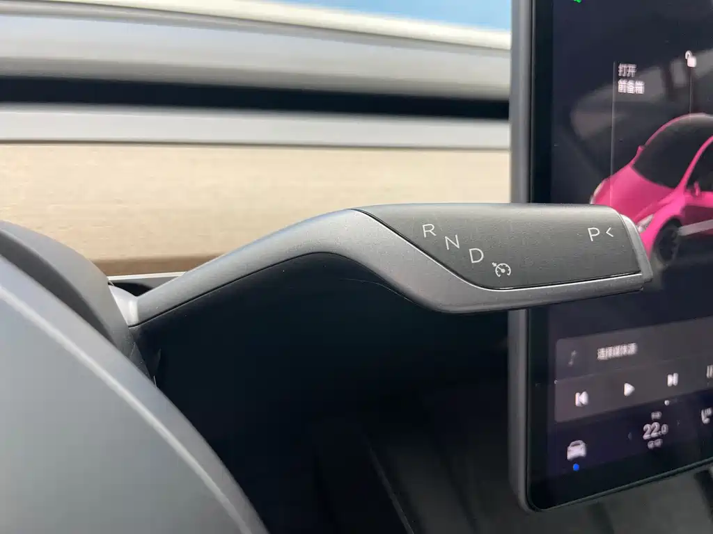 Tesla Model Y — миниатюра 17