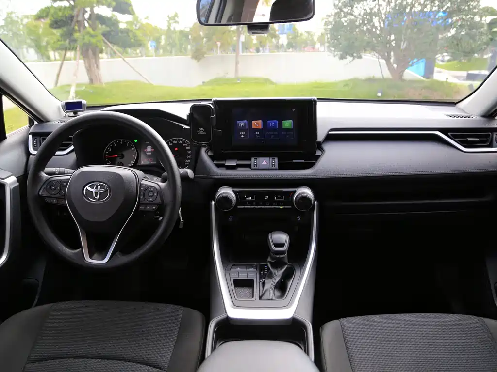 Toyota RAV4 — миниатюра 4