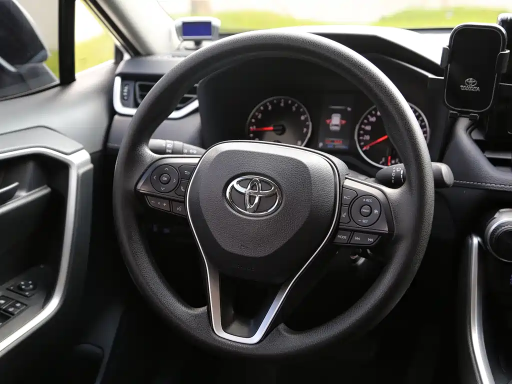Toyota RAV4 — миниатюра 5
