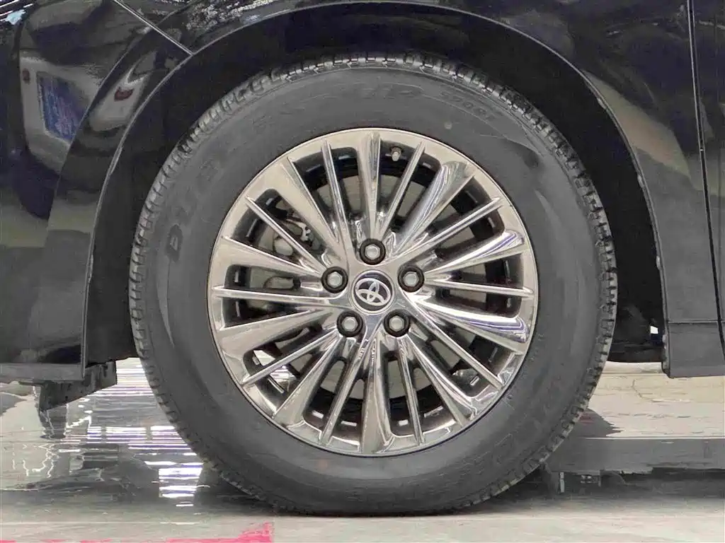 Toyota Alphard — миниатюра 4