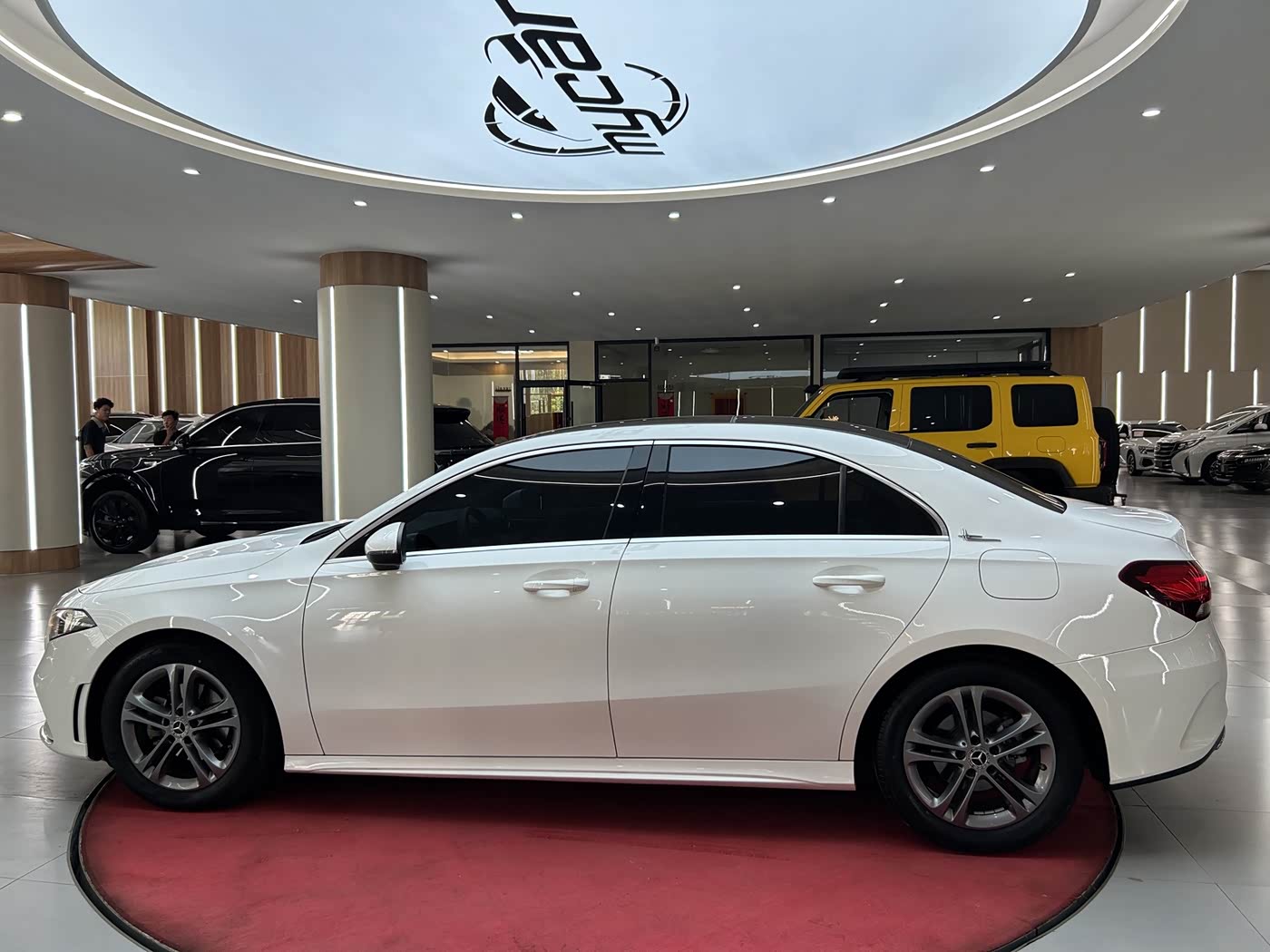 Mercedes-Benz A-Class 1.3 л 2022 г. Белый, пробег 25000 км