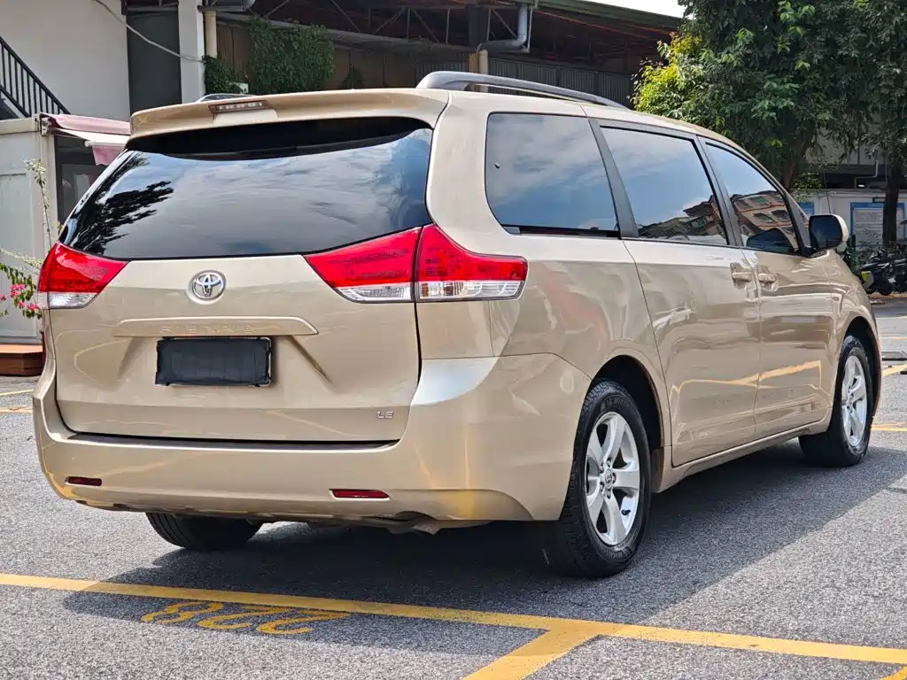 Toyota Sienna — миниатюра 5