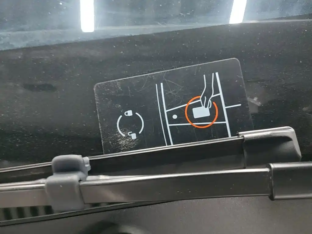 Tesla Model Y — миниатюра 9
