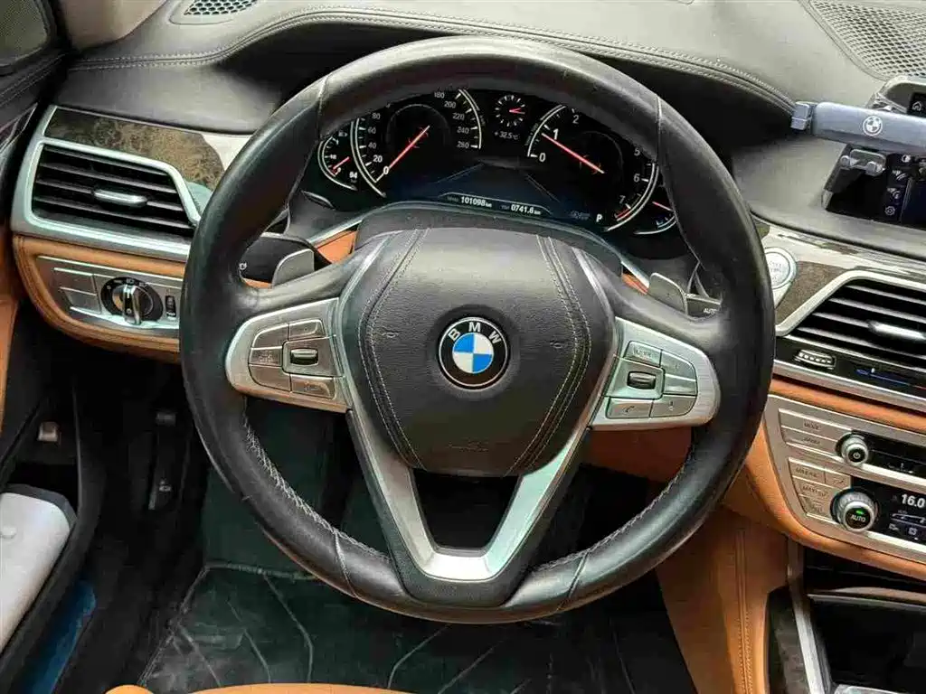 BMW 7 Series — миниатюра 6