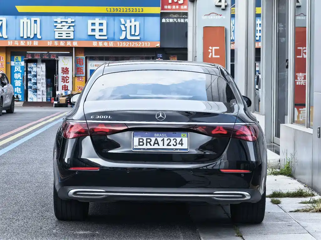Mercedes-Benz E-Class — миниатюра 11