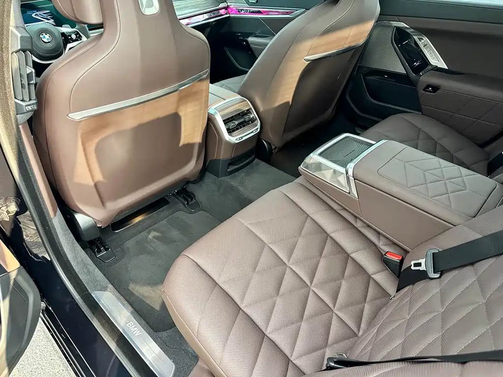 BMW 7 Series — миниатюра 14