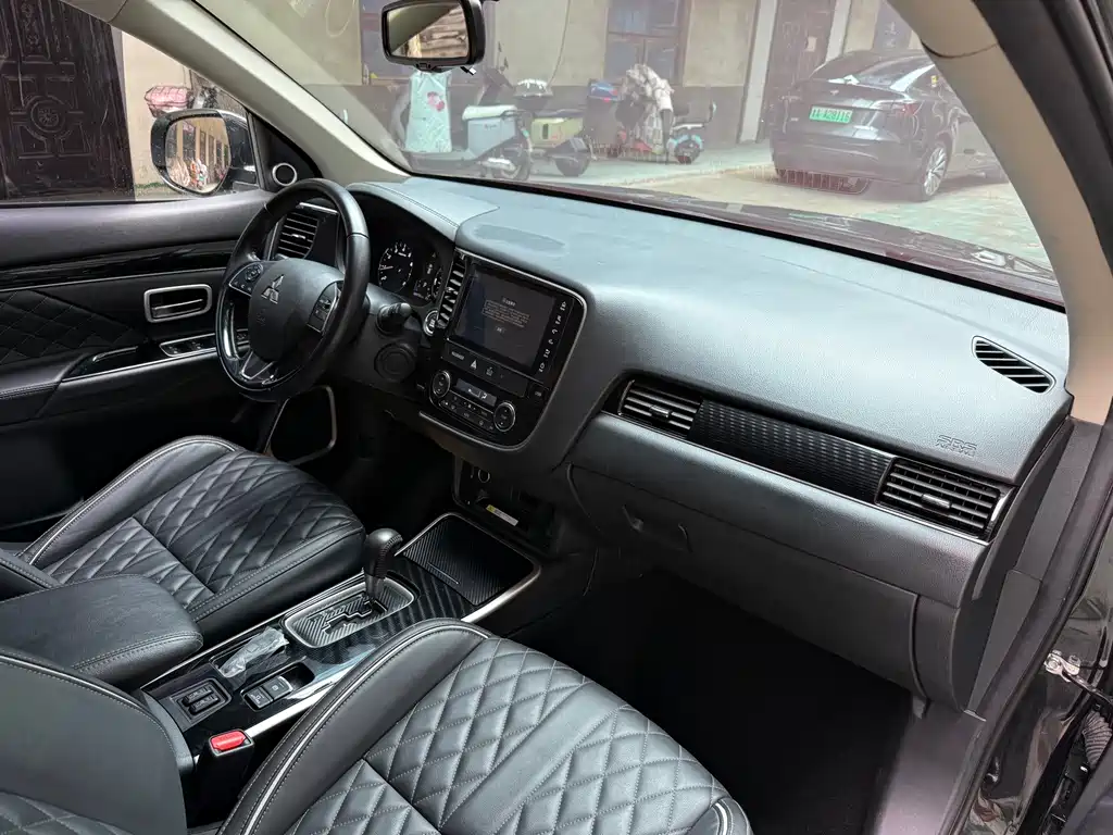 Mitsubishi Outlander — миниатюра 13