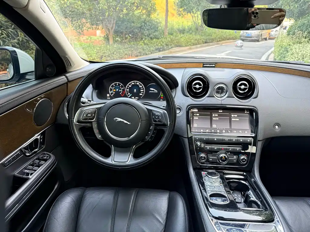 Jaguar XJ — миниатюра 10