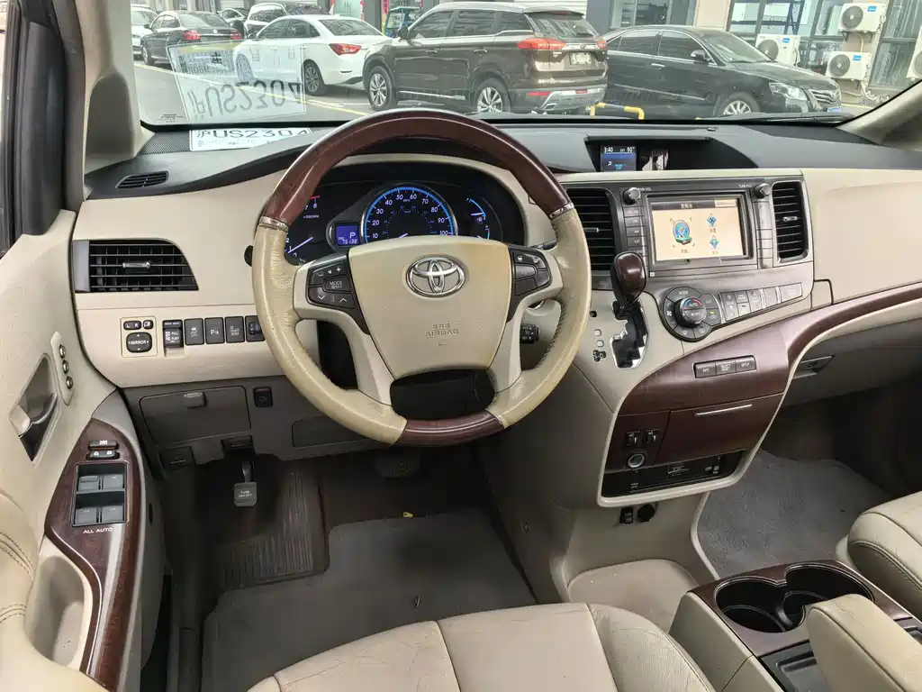 Toyota Sienna — миниатюра 6