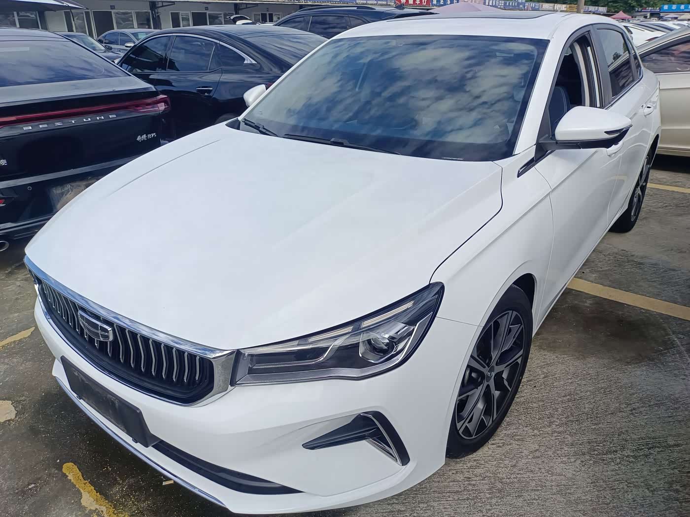 Geely Emgrand 1.5 л 2022 г. Белый, пробег 46000 км