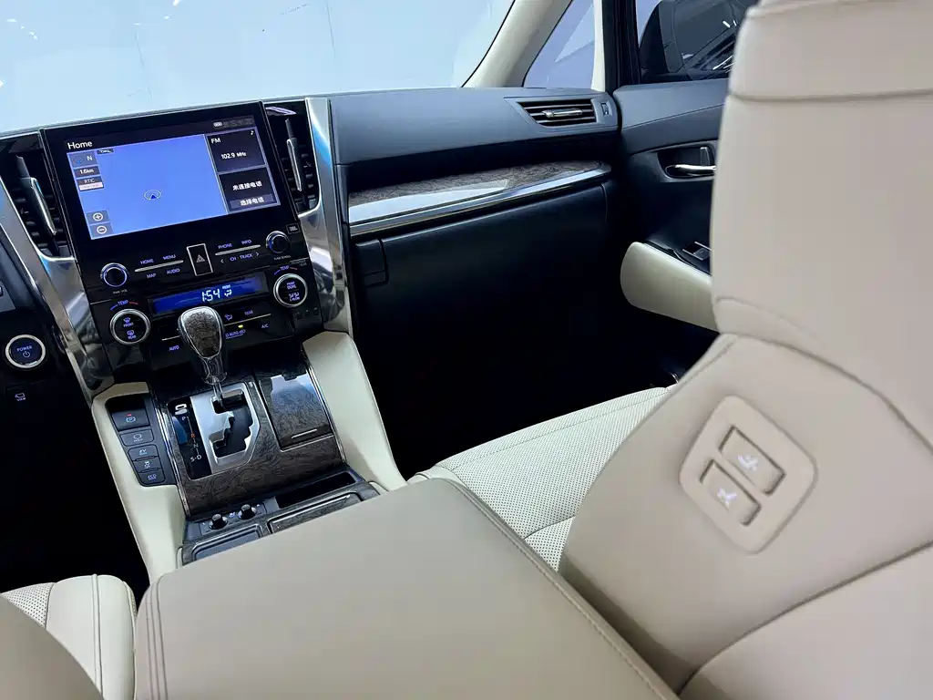 Toyota Alphard — миниатюра 29