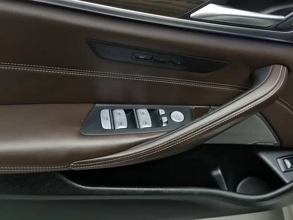BMW 5 Series — миниатюра 9