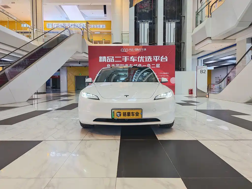 Tesla Model 3 — миниатюра 2