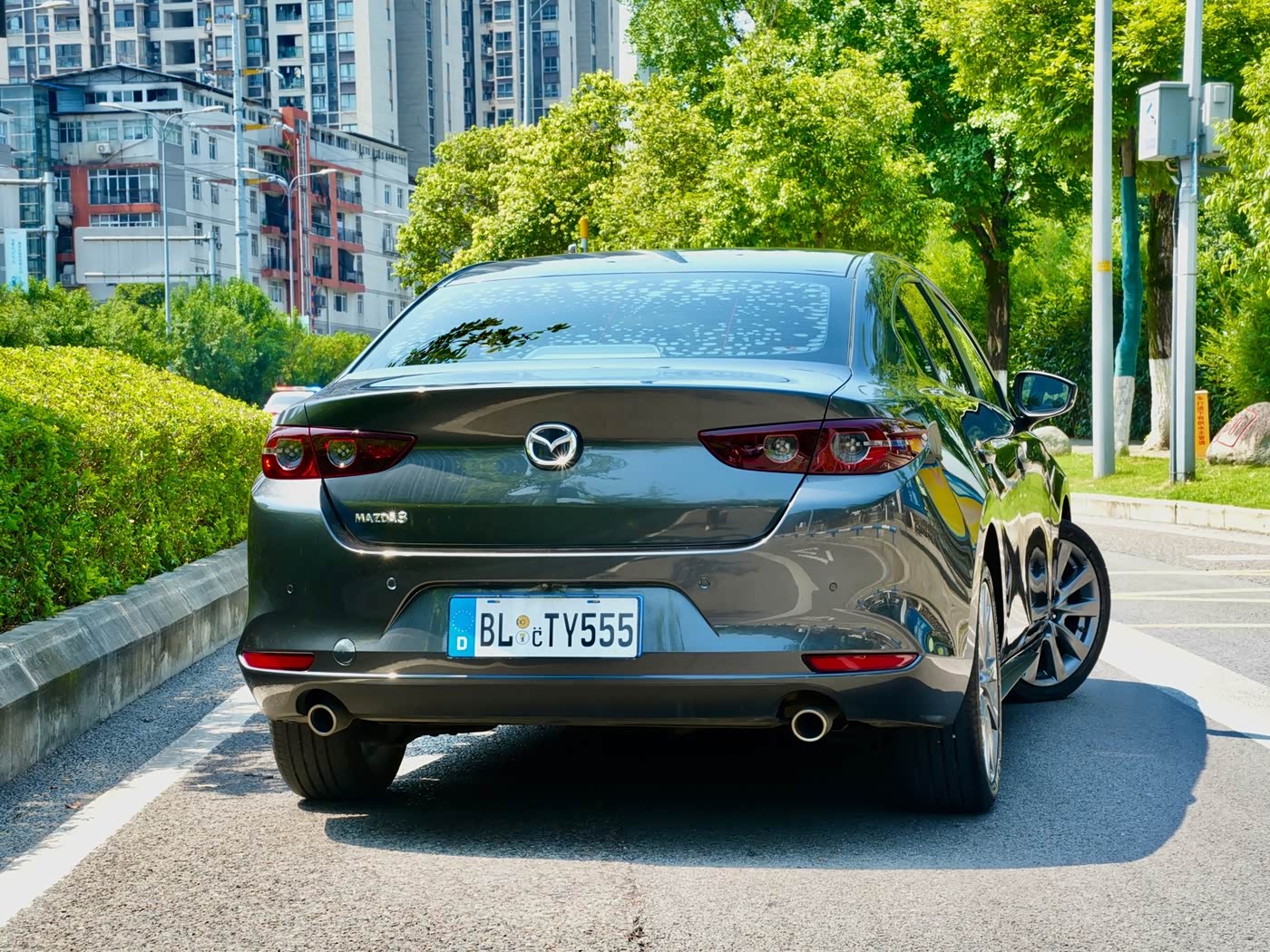 Mazda Mazda3 Axela 2.0 л 2021 г. Серебристо-серый, пробег 45000 км