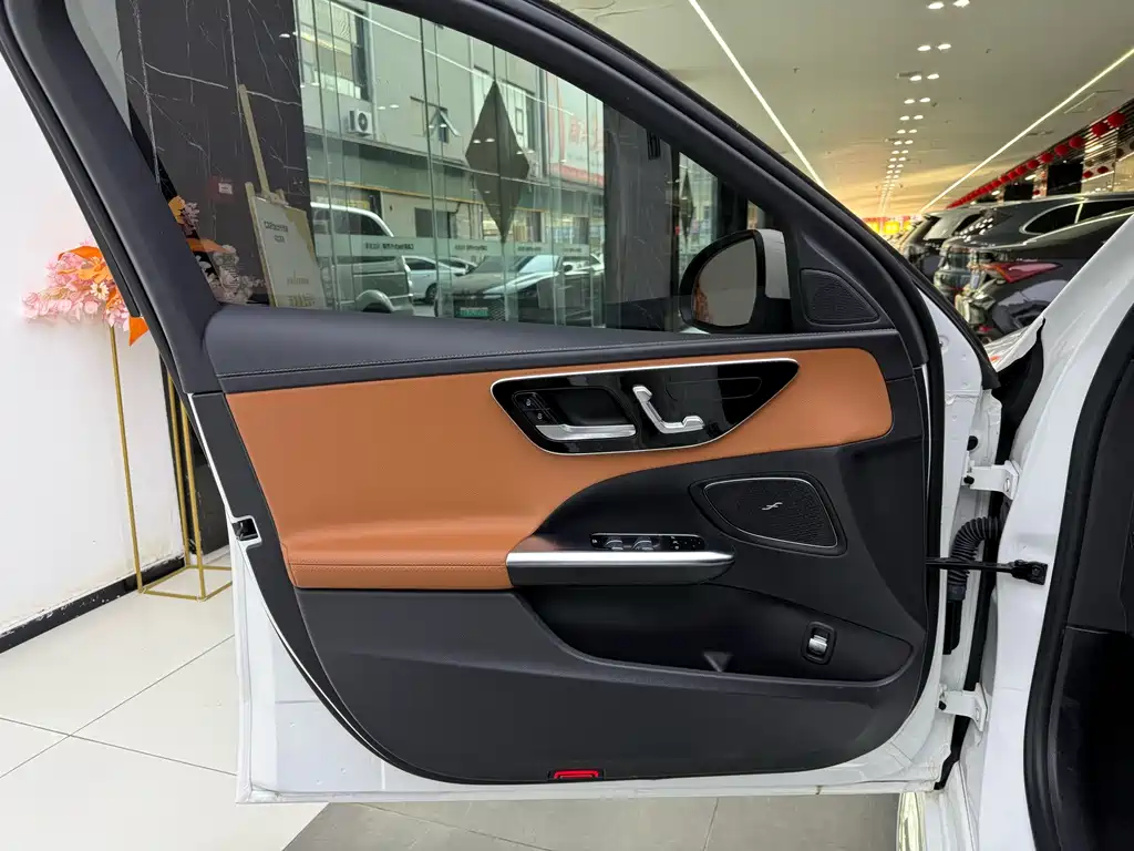 Mercedes-Benz C-Class — миниатюра 7