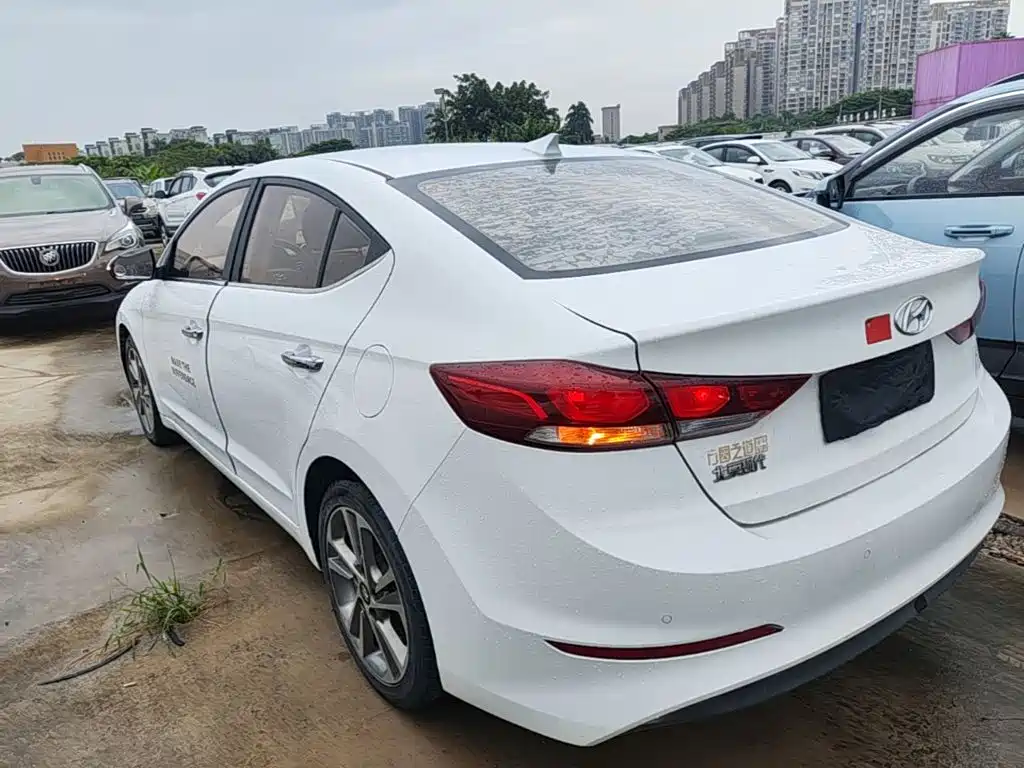 Hyundai Elantra — миниатюра 5