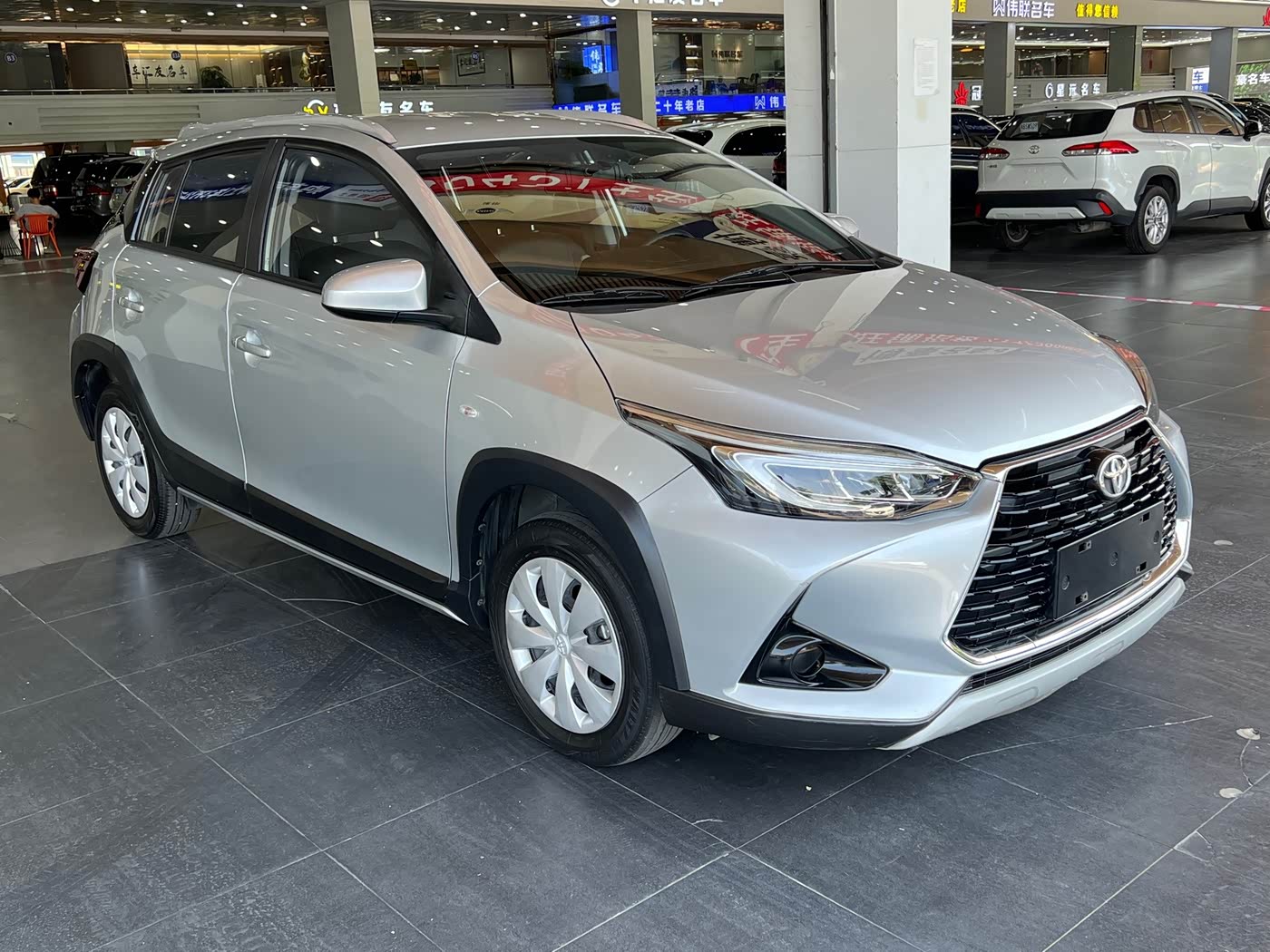 Toyota YARiS L Zhi Xuan 1.5 л 2022 г. Серебристо-серый, пробег 46000 км
