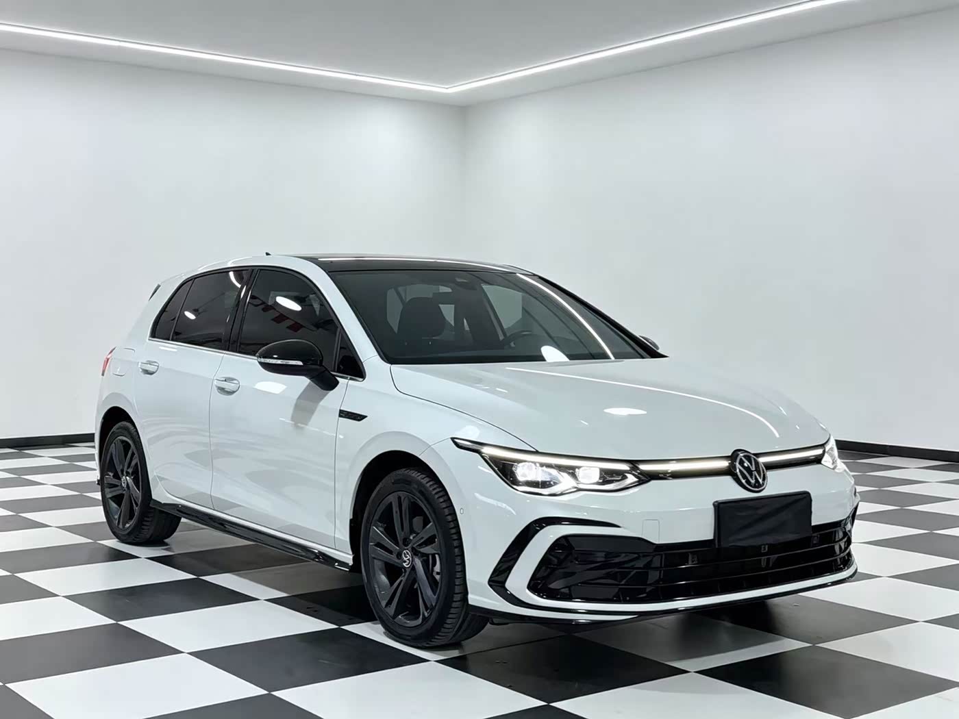 Volkswagen Golf 1.4 л 2022 г. Белый, пробег 25000 км